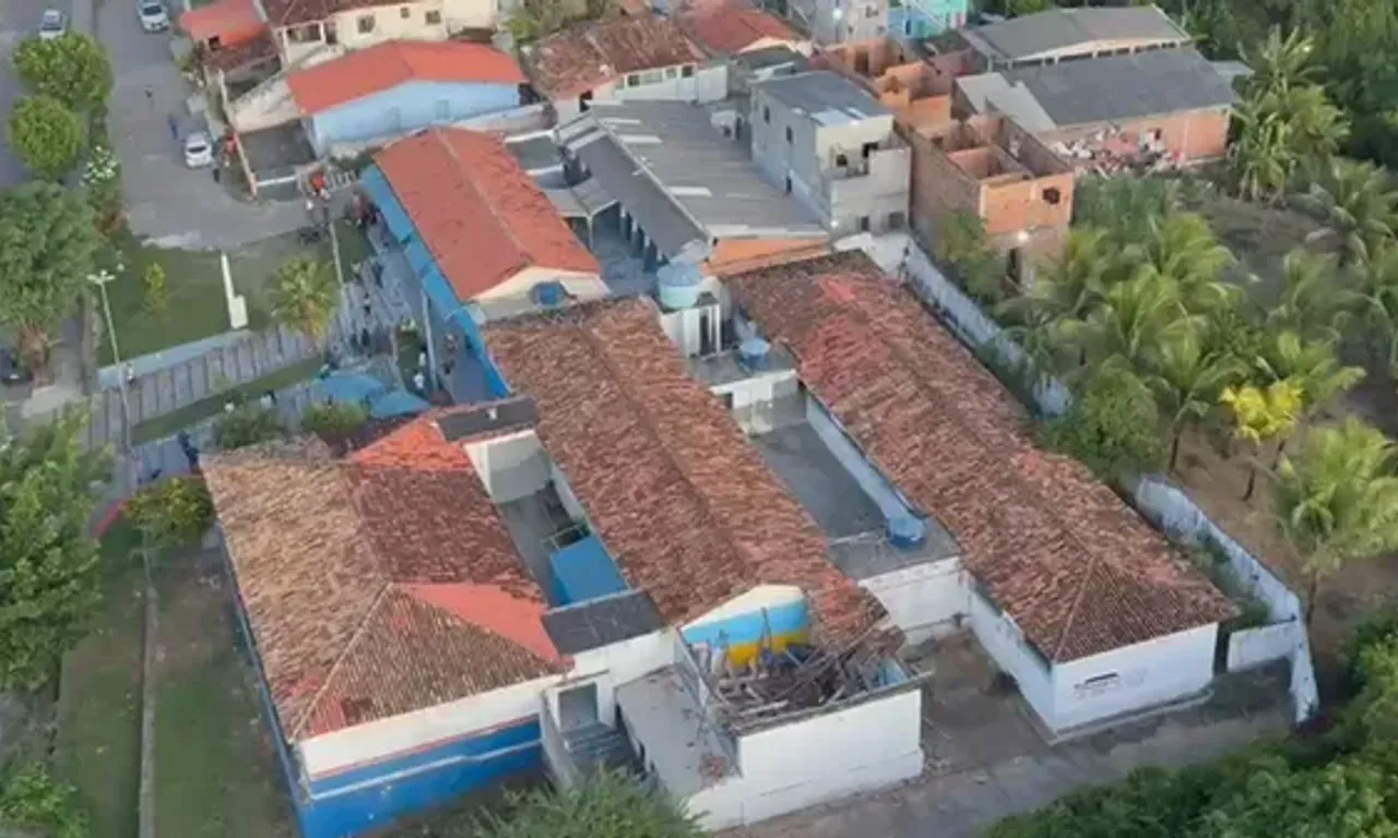 Teto desabou em escola de Itapatica | Crédito: TV Aratu