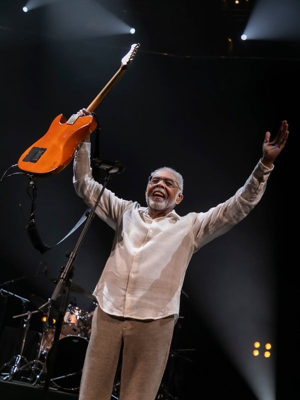 Aos 83 anos, Gilberto Gil carrega uma trajetória marcada por sucessos que seguem entre os mais ouvidos pelos brasileiros. | Foto: Redes Sociais