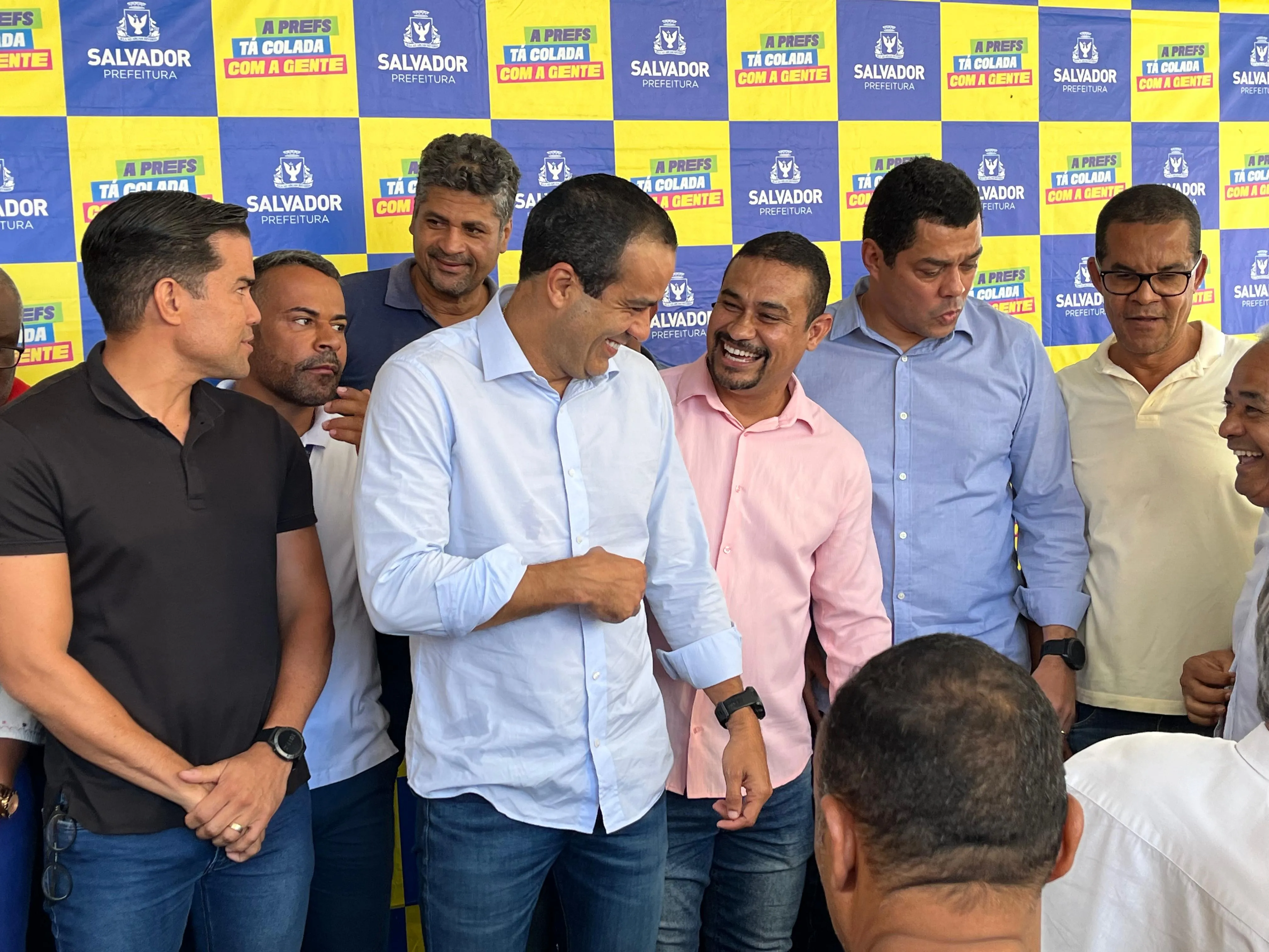 Da oposição, vereador Tiago Ferreira divide palanque com Bruno Reis em entrega da prefeitura