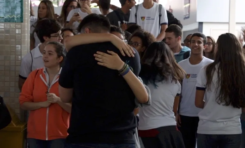 Alunos e ex-alunos do Antônio Vieira manifestam solidariedade a professores; veja vídeo