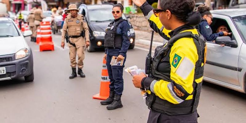 O carro bateu com força na praça da Pituba, danificando bancos e equipamentos de lazer que precisaram ser retirados/Foto: Léo Xavier