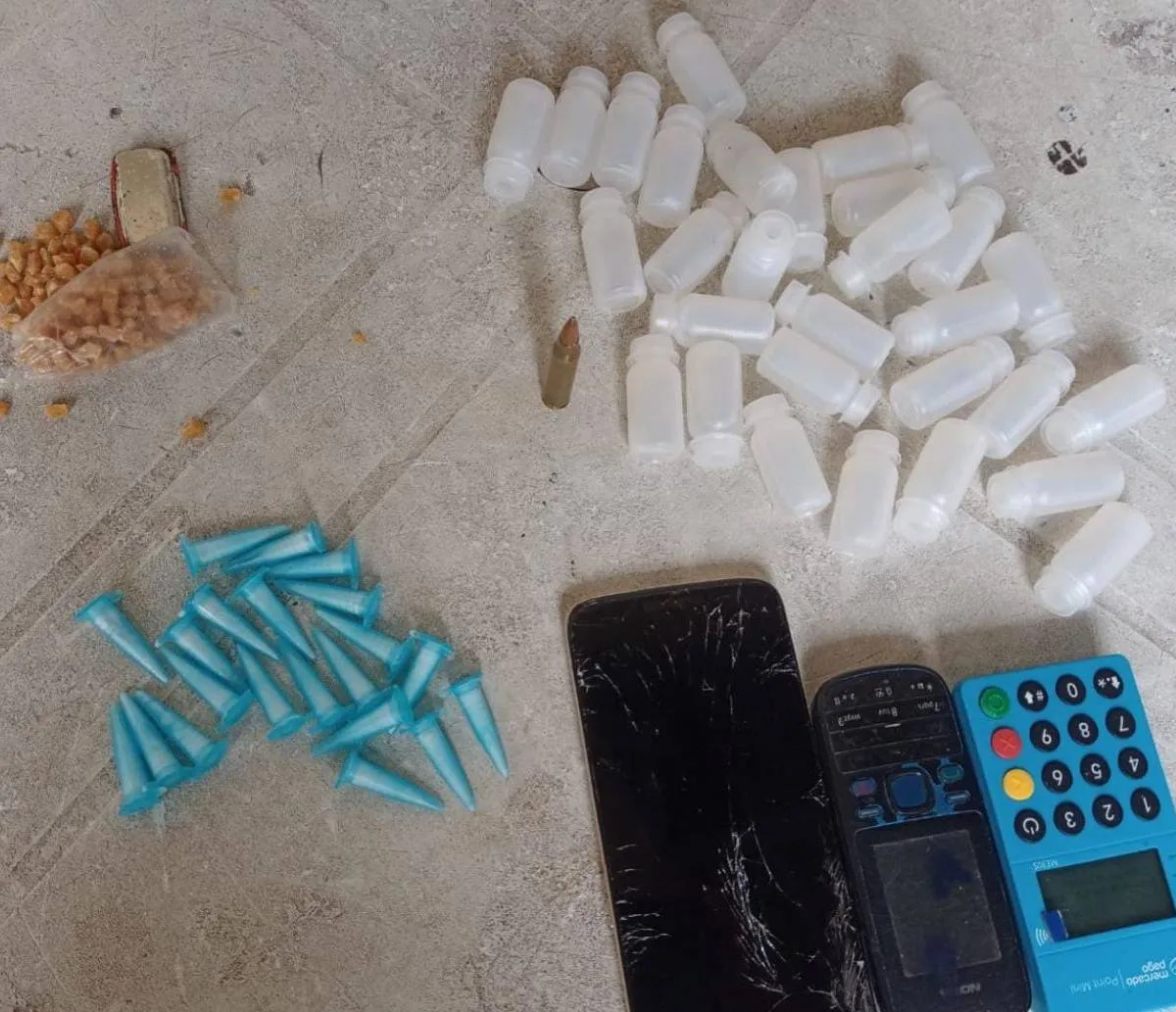 Adolescente que vendia drogas foge durante ação da polícia, em Salvador
