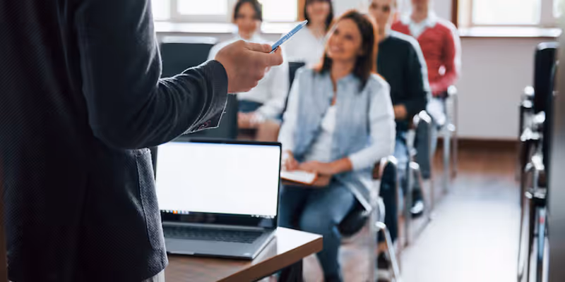 O cargo de professor substituto em universidades federais, como a UFBA, funciona de forma temporária e é regido por normas específicas (como a Lei nº 8.745/1993)/Foto: Freepik