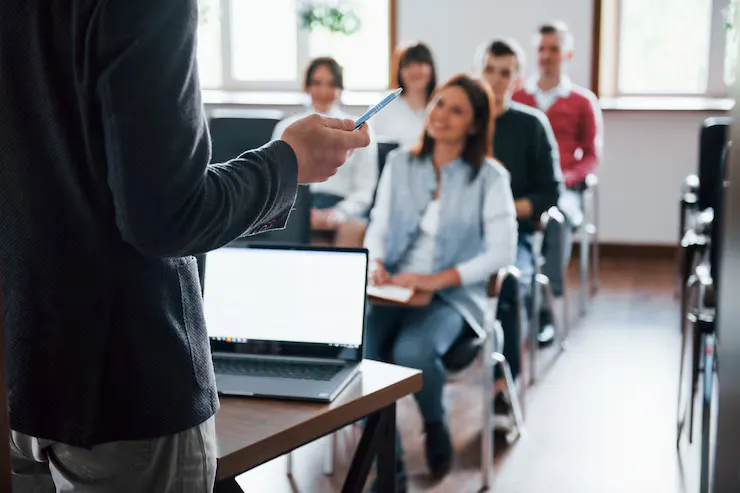 Brasil é o 10º país que mais usa IA em sala de aula, diz estudo
