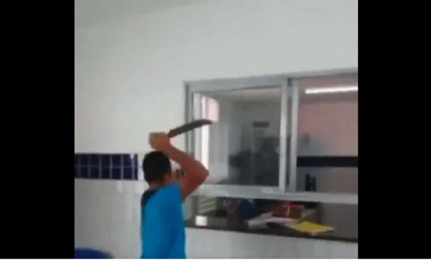 Em Feira de Santana? Aluno ‘surta’, invade escola e ameaça diretora com facão; entenda