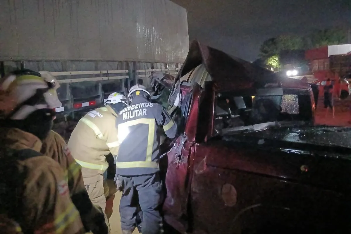 Homem morre após colisão entre caminhonete e carreta no interior da Bahia 