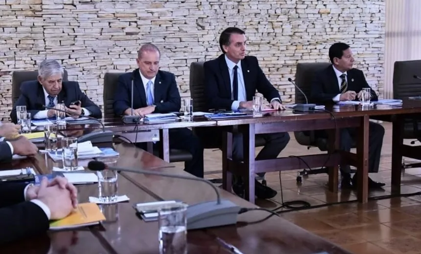 Bolsonaro reúne ministros e diz que seu governo “mudará o país de direção”