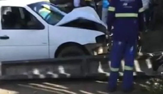 Motorista perde controle da direção e bate veículo contra poste, em Lauro de Freitas; parte da via foi interditada
