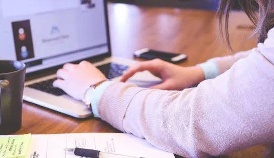 Mais de quatro milhões de estudantes brasileiros entraram na pandemia sem acesso à internet, mostra IBGE