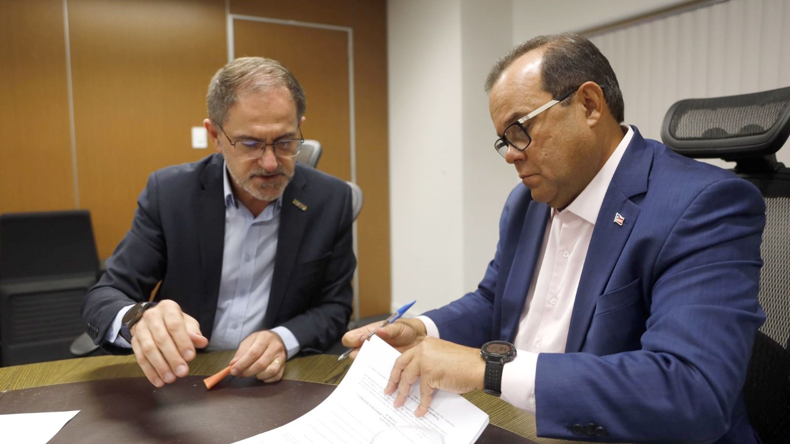 Geraldo enviou LDO 2026 ao lado do chefe de gabinete do governo, Maurício Weidgenant | Foto: Matheus Landim/GOVBA