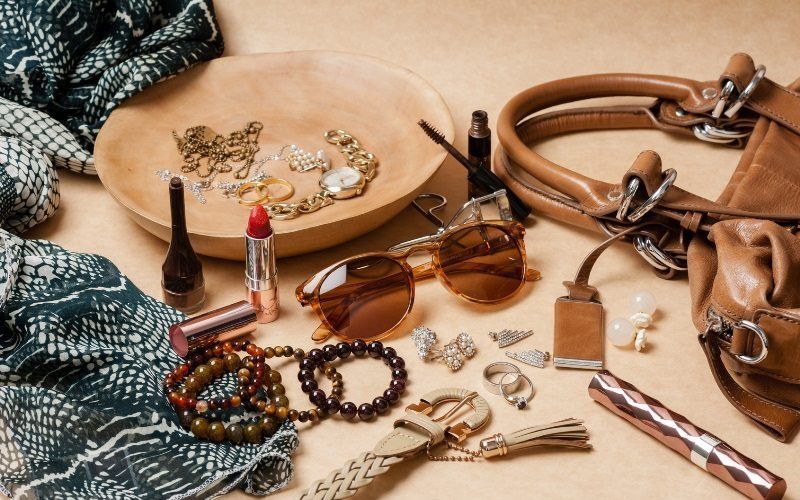 Brincos, pulseiras, colares e bijuterias s&atilde;o alternativas vers&aacute;teis e elegantes. Mesmo com or&ccedil;amento reduzido, &eacute; poss&iacute;vel encontrar pe&ccedil;as elegantes e bonitas/Foto: Reprodu&ccedil;&atilde;o&nbsp;