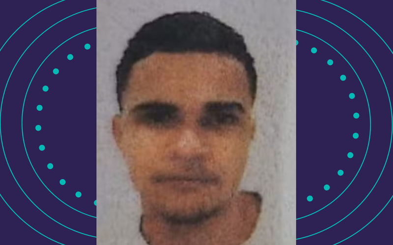Quando os policiais militares chegaram ao local, encontraram a porta da resid&ecirc;ncia arrombada e a v&iacute;tima ca&iacute;da no ch&atilde;o com marcas de disparos de arma de fogo/Foto: Redes Sociais&nbsp;