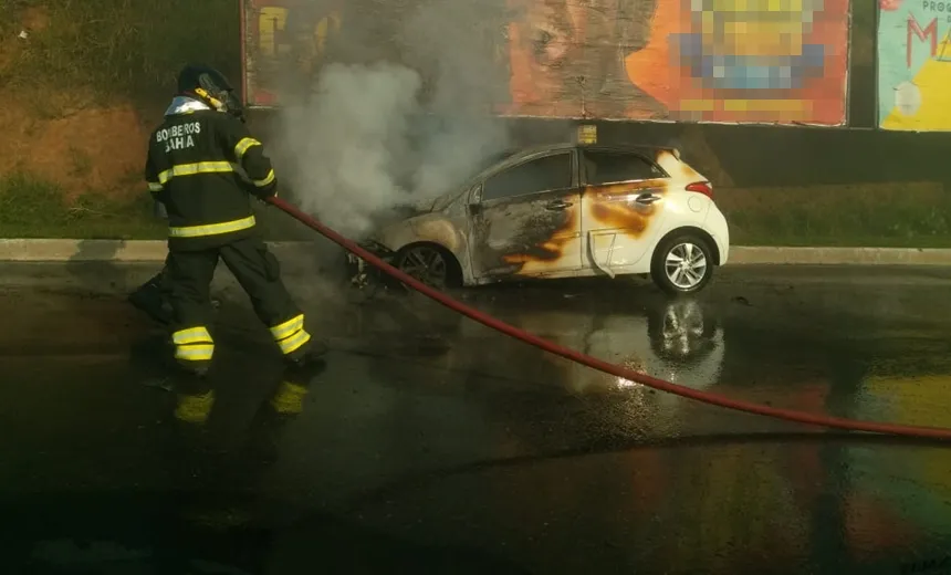 Vídeo mostra momento em que carro pega fogo na Paralela; ninguém ficou ferido