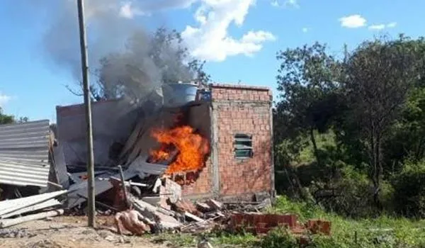 Homem mata três filhos queimados após briga com a esposa na Bahia; suspeito também morreu 