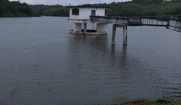 Moradores da Barragem dos Macacos protestam por risco de rachadura e tragédia anunciada 