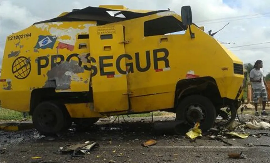 TENSÃO: Bandidos rendem seguranças e explodem carro-forte na Bahia