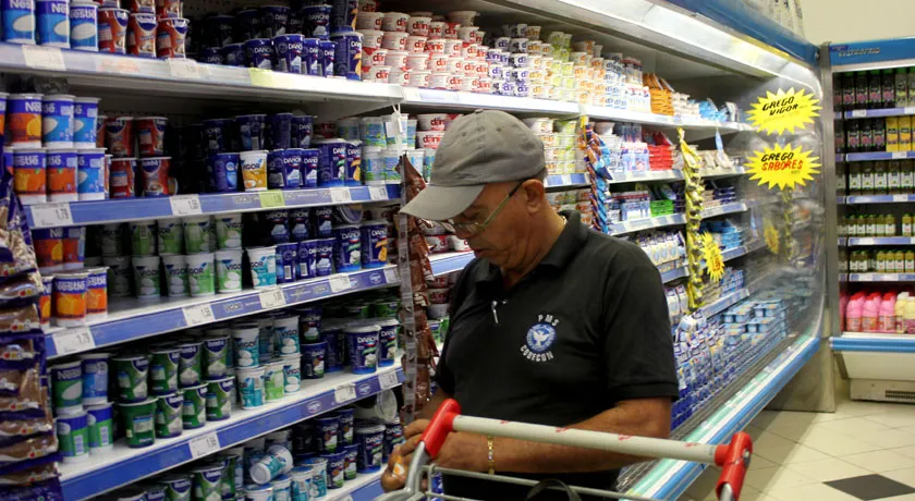 Codecon autua supermercado na Pituba por exposição de produtos vencidos