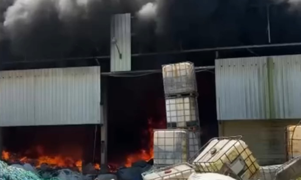 Incêndio toma conta de galpão de reciclagem em Dias D’ÁvilaFoto: Reprodução