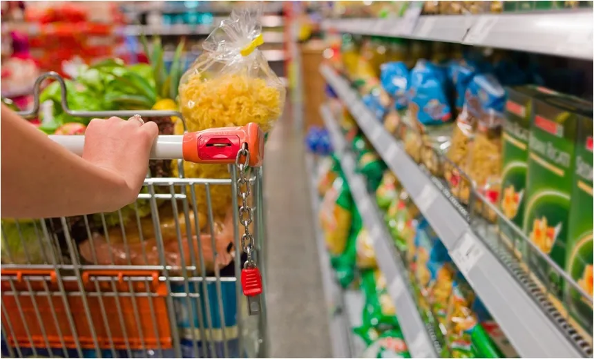 Clientes e funcionários vivem momentos de tensão durante assalto a supermercado