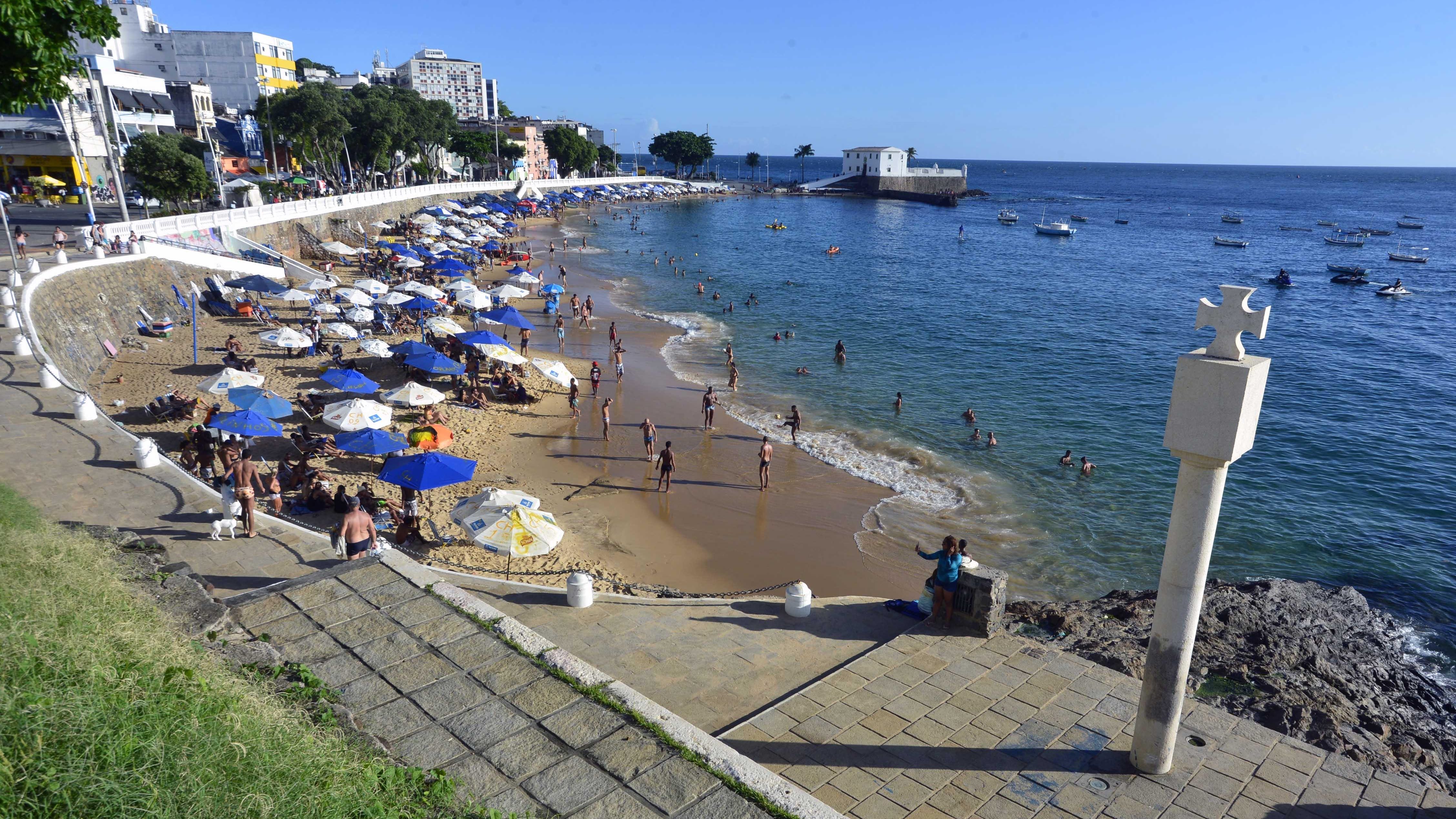 Veículo deixava um jetski na praia quando ficou atolado. Foto: Secom PMS