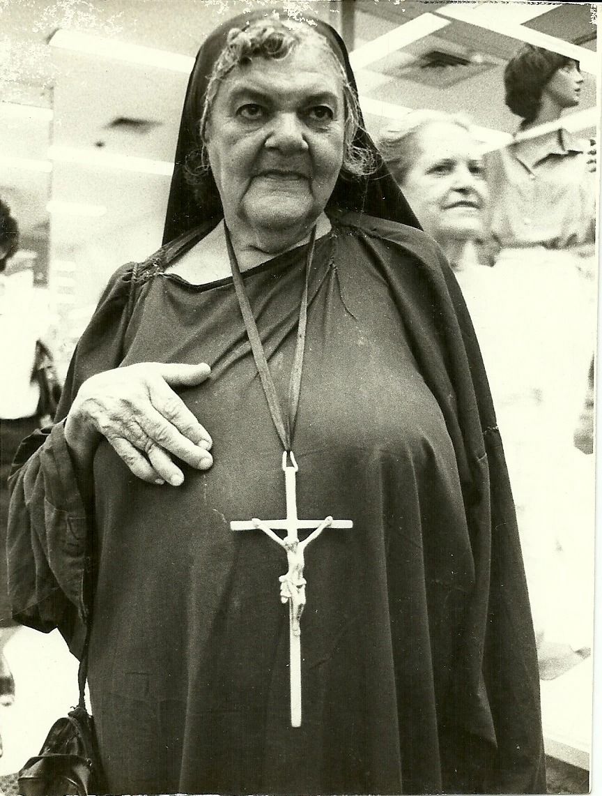 Entre 1960 e 1997, a Mulher de Roxo perambulou pela icônica Rua Chile. | Foto: Fundação Gregório de Mattos