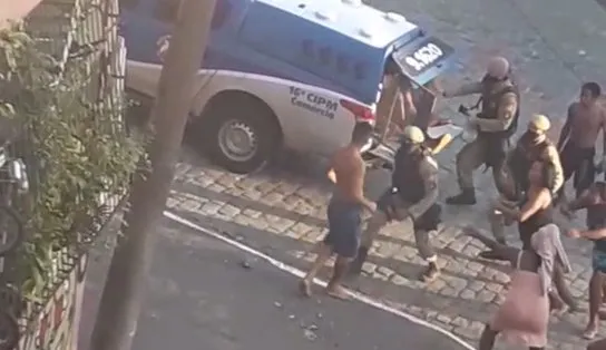 Vídeo: durante o trabalho, PMs de Salvador são alvos de frases homofóbicas e confusão; "vá trocar tiro no Rio"