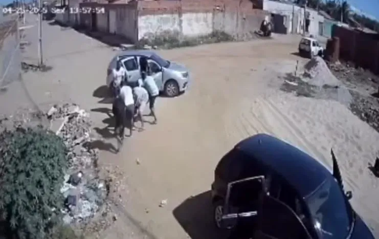 Jovem é espancado por grupo de homens e morto a tiros em Juazeiro