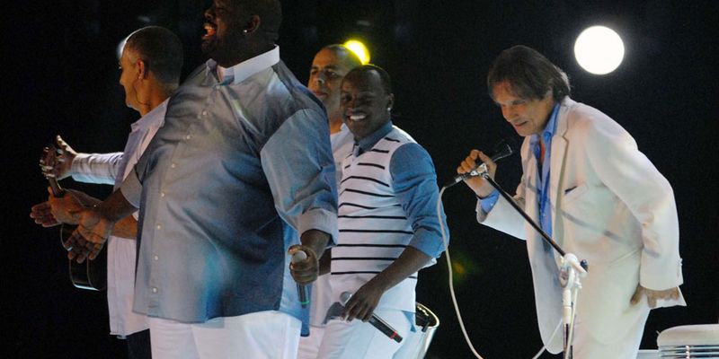 Exaltasamba participou do especial de fim de ano de Roberto Carlos em 2010 na Praia de Copacabana, cantando a música 