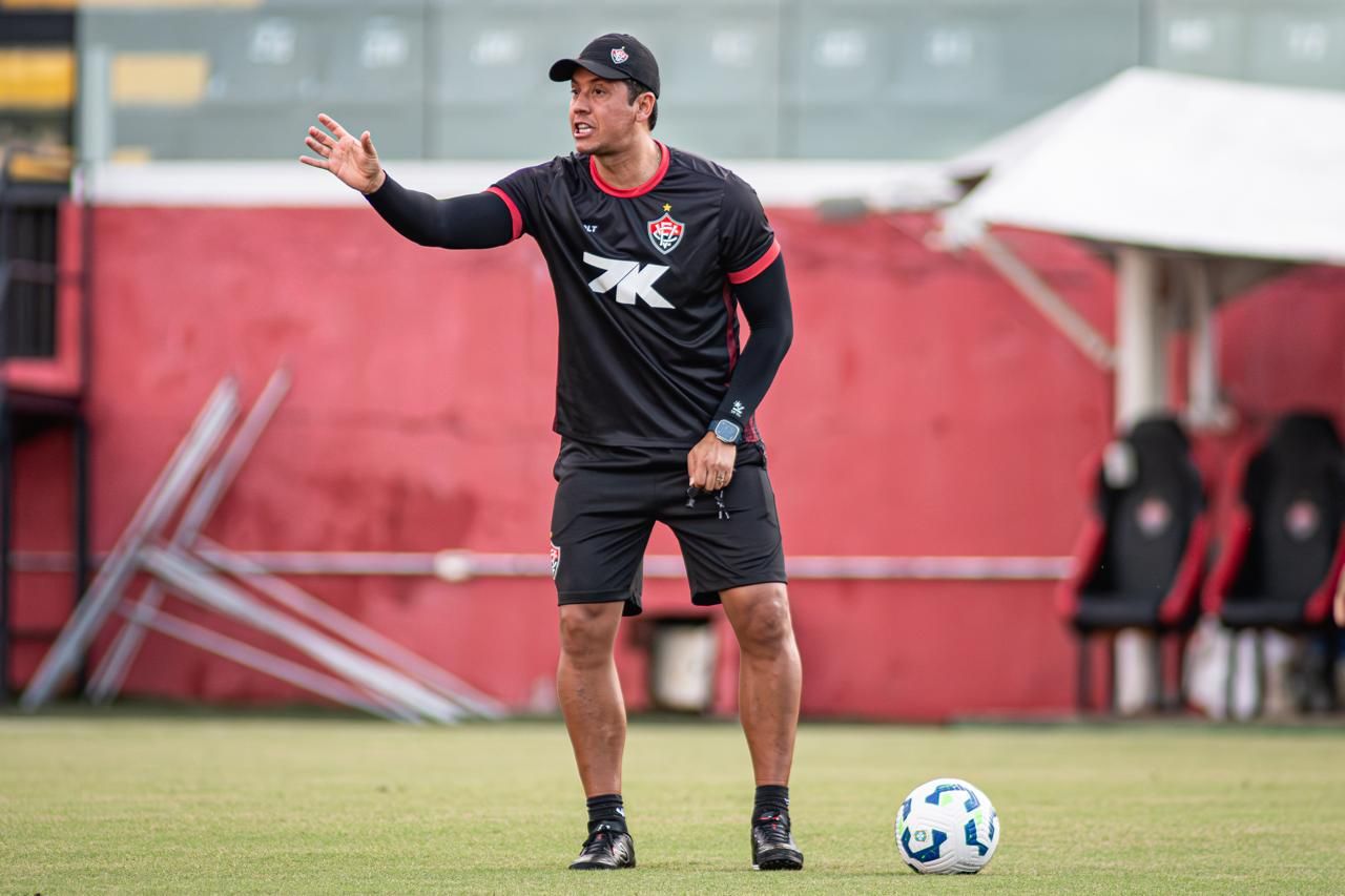 Sob o comando de Thiago Carpini, Vitória recebe o Santos no Barradão. Foto: Victor Ferreira | EC Vitória