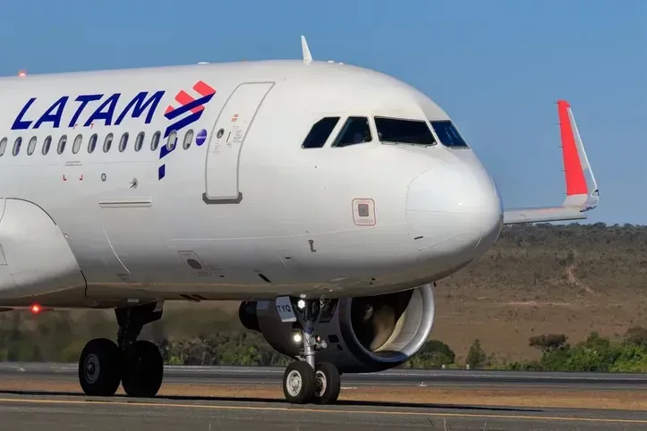 Imagem de avião da LATAM 