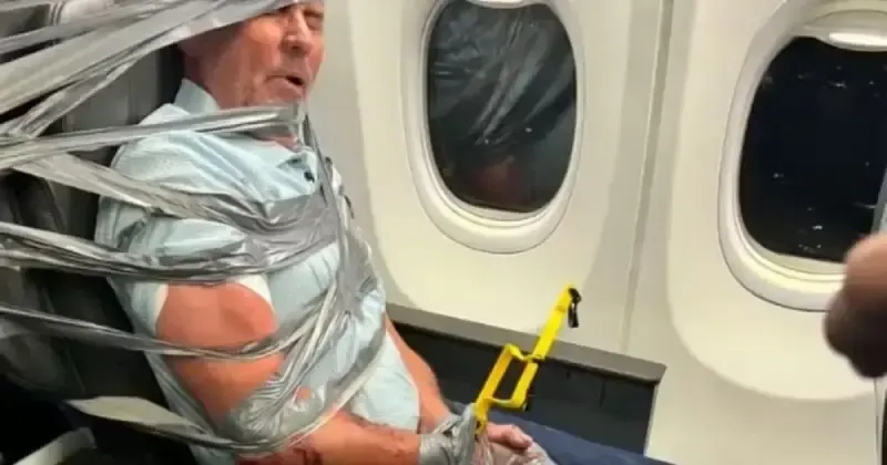Homem &eacute;  marrado a assento ap&oacute;s ataques racistas e homof&oacute;bicos em voo. Foto: Reprodu&ccedil;&atilde;o Redes Sociais 