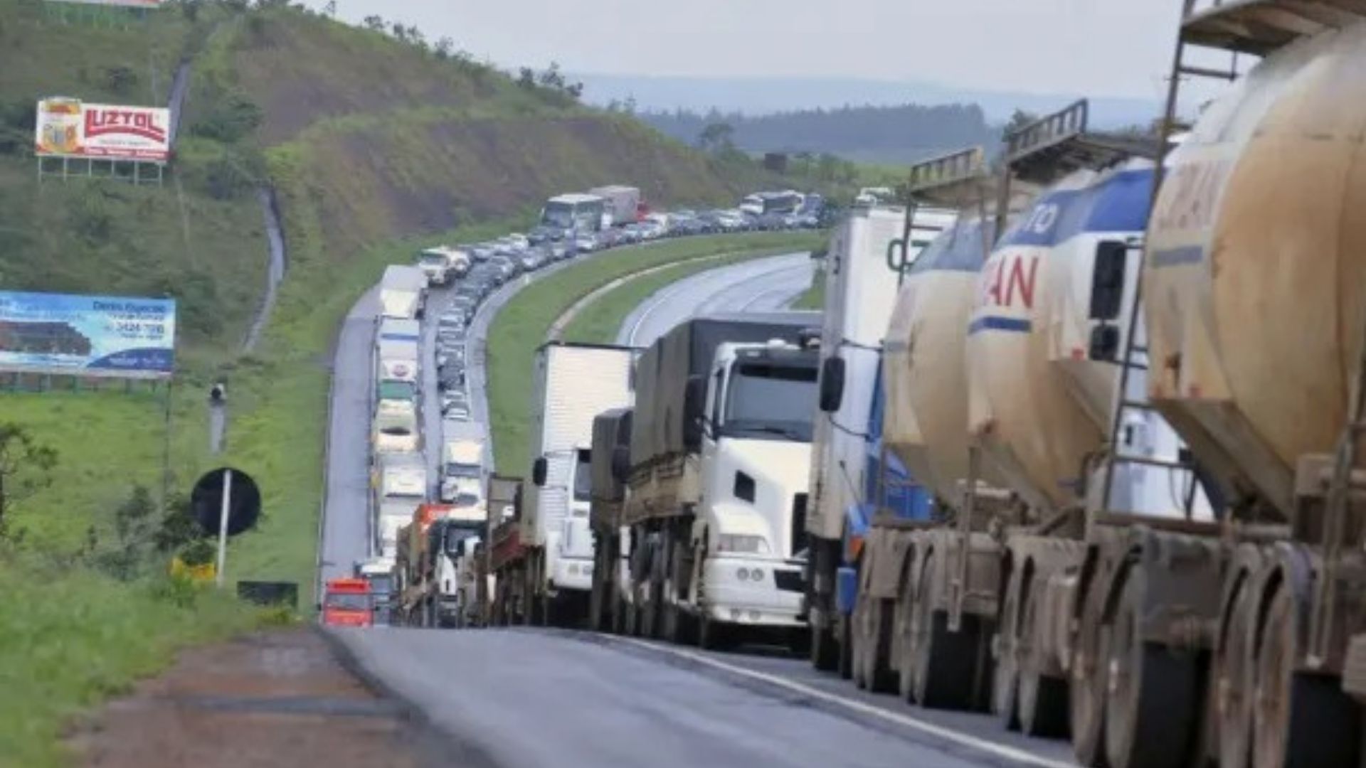 Ap&oacute;s acordo, caminhoneiros decidem n&atilde;o fazer greve. Foto: Valter Campanato | Ag&ecirc;ncia Brasil