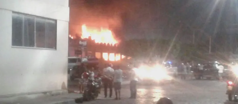 FOGO E TENSÃO: Incêndio atinge e destrói Mercado de Artes em Ipirá; Veja vídeo