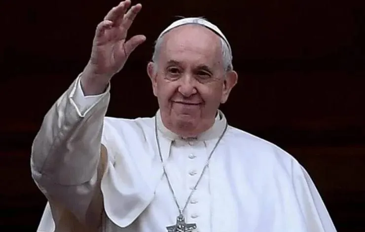 Papa recebe alta de hospital após nove dias de internação, em Roma