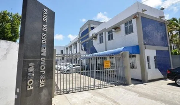 Advogada supostamente infectada em fórum baiano cometeu crime e será investigada, diz MP