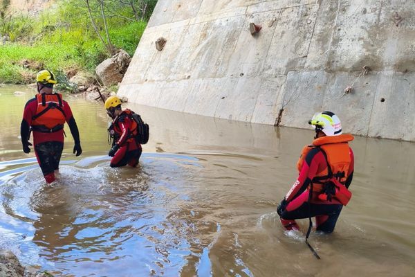 Bombeiros encontram blusa durante buscas por mulher desaparecida ap&oacute;s enxurrada. Foto: Corpo de Bombeiros