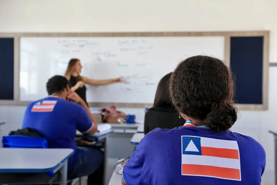 Professores da Bahia vão receber 4ª parcela do precatório e abono extra