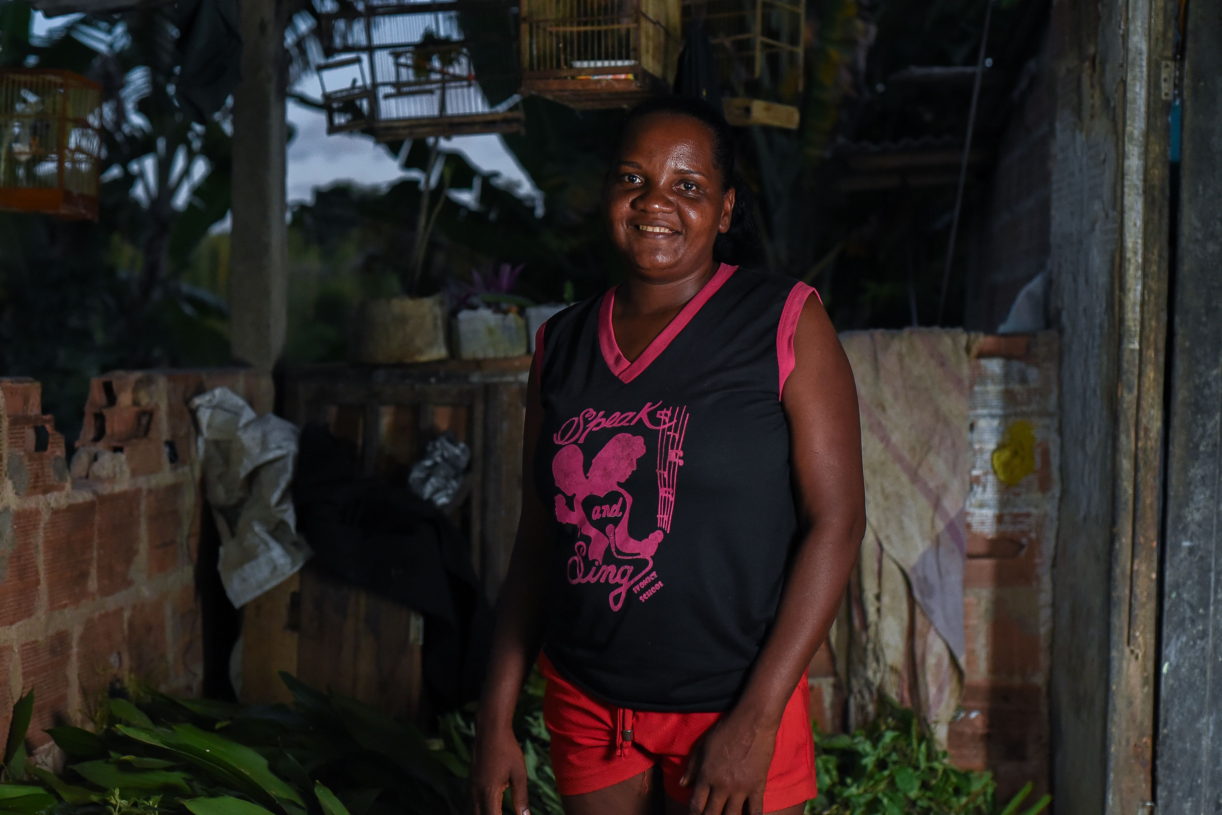 Marivalda dos Santos, conhecida como Diu, tem 36 anos e cata folhas desde os 10. | Foto: Ravena Maia/Divulgação