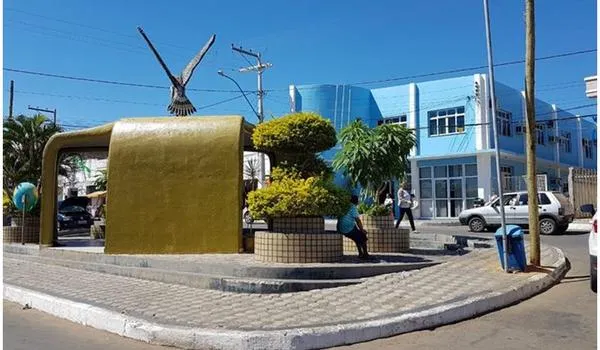 Susto: homem invade casa da prefeita de Anagé, na Bahia, e arremessa capacete em carro