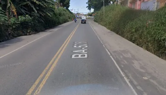 Quatro pessoas ficam feridas após quedas de duas motocicletas na BA-528; óleo na pista teria provocado o acidente