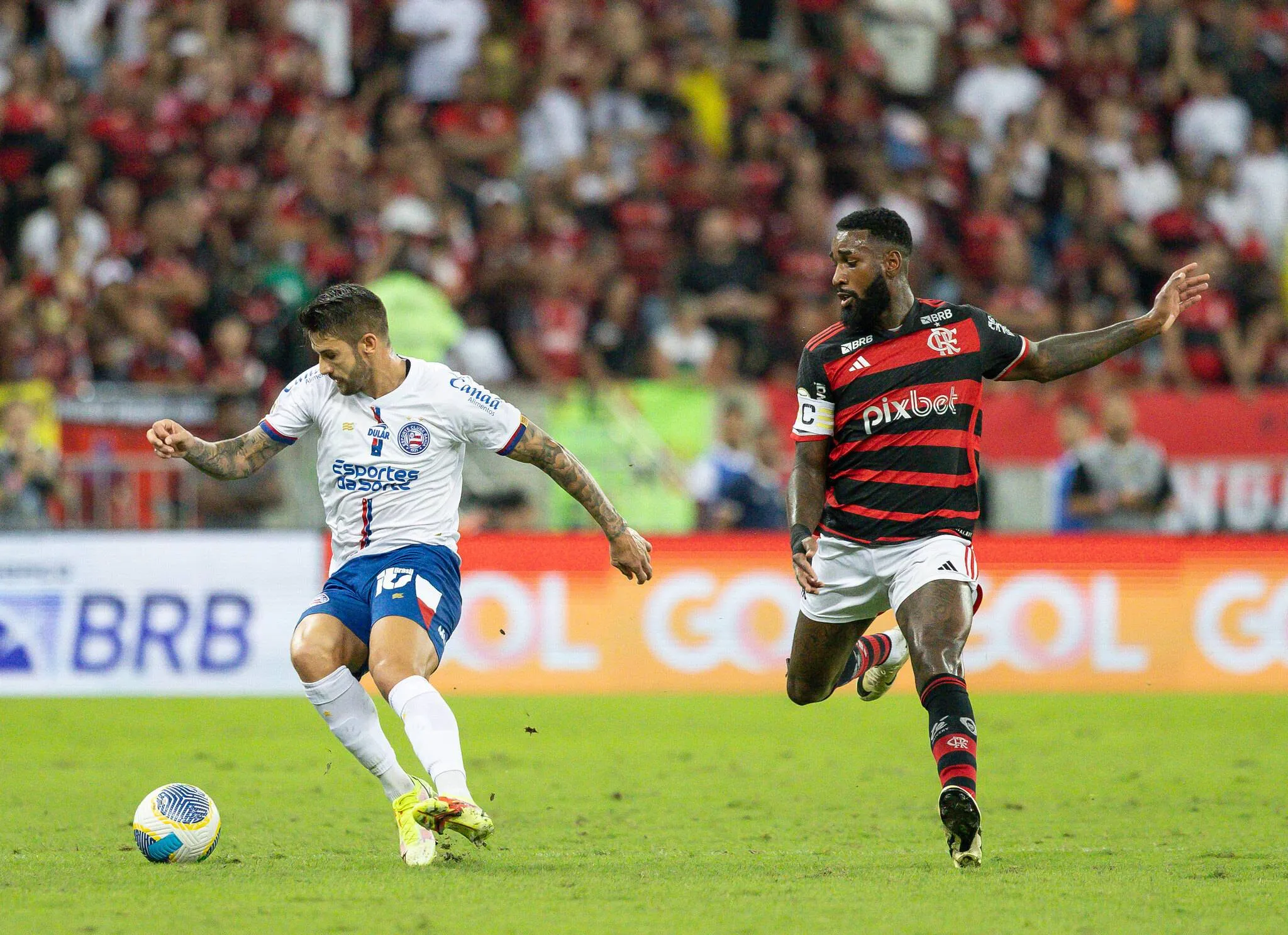 Com gol no fim, Bahia perde para o Flamengo e vê time carioca assumir liderança do Brasileirão