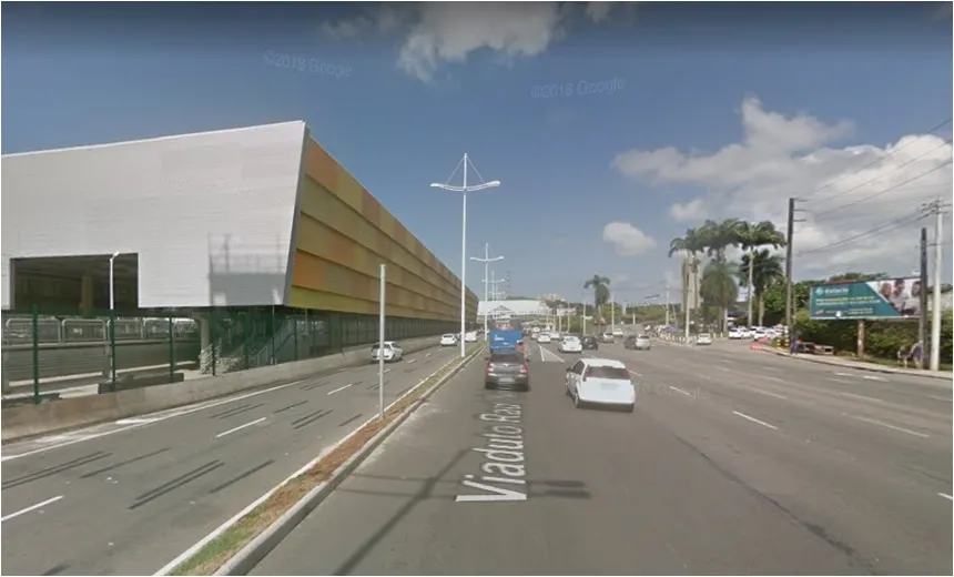 Motorista perde controle e carro colide com poste no viaduto Raul Seixas