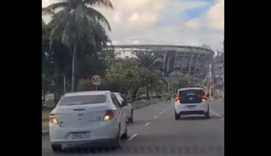 Vídeo: troca de tiros na região do Dique do Tororó causa transtorno no trânsito e desespera motoristas: "dá a volta, rápido!"
