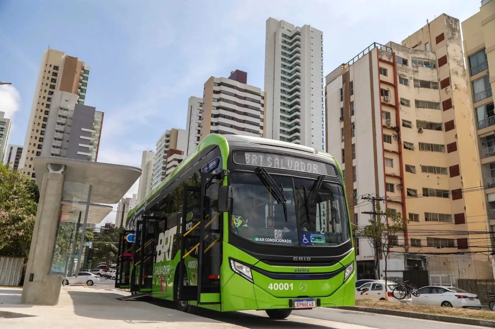 Linhas de ônibus tem rota modificada na Pituba após surgimento de cratera