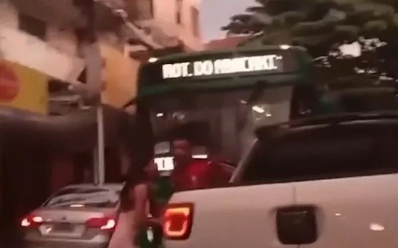 Em v&iacute;deos que circulam nas redes sociais, &eacute; poss&iacute;vel ver um carro parado em via p&uacute;blica, enquanto uma mulher e um homem discutem do lado de fora/Foto: Al&ocirc; Juca