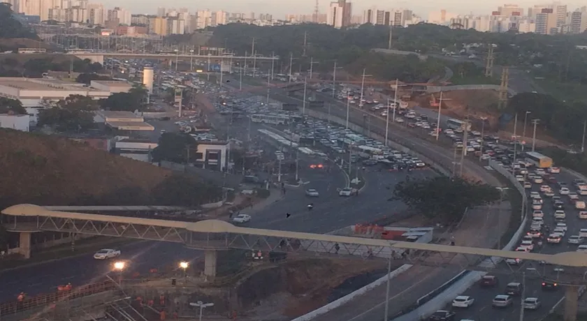 MANIFESTAÇÃO: queima de pneus provoca congestionamento na Paralela; veja vídeo