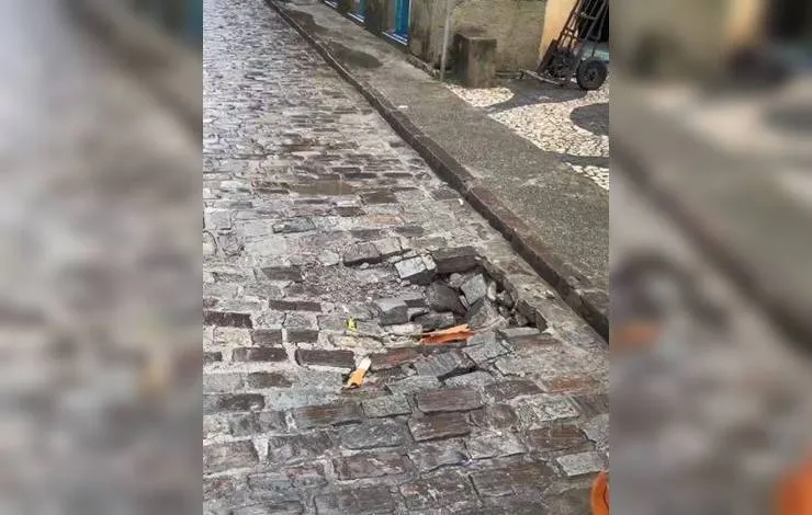 Transalvador interdita rua no Centro Histórico por causa de buraco