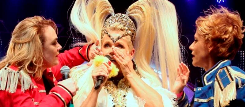 CLIMÃO: Xuxa abandona palco irritada durante homenagem no lançamento de sua turnê