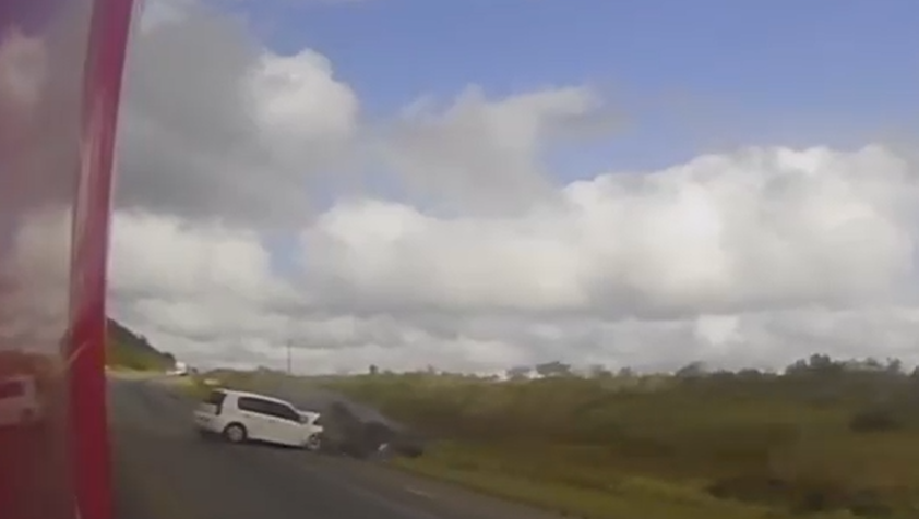 Acidente de carro na BR-101. Foto: Reprodu&ccedil;&atilde;o PRF 