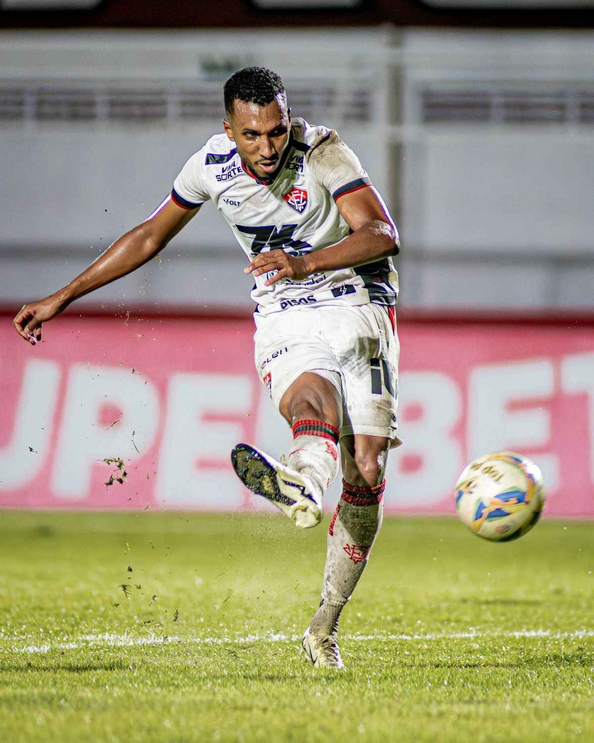 Vai deixar saudades? Lucas Braga deixa Vit&oacute;ria e vai para o Fortaleza. Foto: Victor Ferreira/EC Vit&oacute;ria